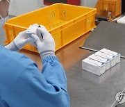 국산 1호 코로나19 백신을 검수하는 연구원