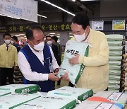 양곡 판매현황 점검하는 윤석열 대통령
