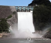 '제한수위 육박' 2년만에 수문 개방한 소양강댐