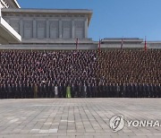 북한 김정은, 전국비상방역총화회의 참가자들과 기념사진