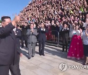 북한 김정은, 전국비상방역총화회의 참가자들에게 '엄지척'