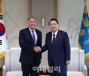尹, 폼페이오 비공개 접견.."북핵문제·한반도 안보 논의"