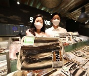 AK플라자, 백화점 식품관서 '무항생제 민물장어 행사전' 진행