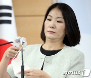마스크 벗는 이효정 통일부 부대변인