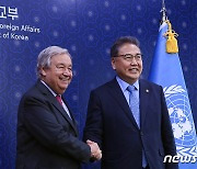 악수하는 박진 장관과 안토니우 구테흐스  UN사무총장