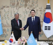 尹대통령·구테흐스 UN사무총장 "북핵, 세계 평화에 큰 도전"(종합)