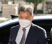 '골프접대 의혹' 이영진 헌법재판관, 열흘 만에 출근 '묵묵부답'