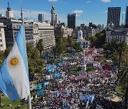 아르헨티나 물가 1년새 71% 폭등.."벌면 빨리 쓰는게 최선"