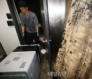 폭우로 엘리베이터 고장..복합기 도수 운반하는 직원들