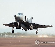 [속보] 추락 F-4E 전투기서 조종사 2명 비상탈출..무사