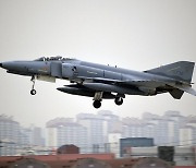 [속보] F-4E 팬텀 전투기 추락, 조종사 2명 무사 비상탈출