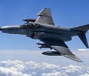 F-4E 공군기 1대 서해상 추락..조종사 2명 무사 탈출(종합)