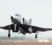 공군 F-4E 전투기 1대 서해상 추락.. 조종사 2명 비상 탈출