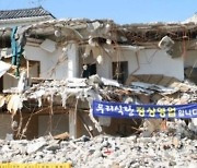 "It Only Took 2 Weeks to Tear Down What Took 2 Years to Build" Lee Jun-seok Posts Picture Criticizing the People Power Party