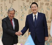윤 대통령 만난 유엔총장 "한반도 불가역적 비핵화 지지"