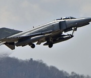 서해상에 F-4E 팬텀 전투기 추락..조종사 2명 무사 탈출