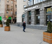 러시아에선 못 먹어도 우크라에선 맥도날드 먹는다..반년만에 재개