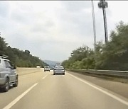 [영상]달리는 차에서 떨어져 목매달린 개 '아찔' ..동물학대 논란