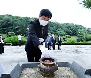 김관영 전북지사, 제77주년 광복절 맞아 전북독립운동추념탑서 참배