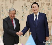 尹-구테흐스 유엔총장 "북핵·미사일, 세계 평화에 큰 도전"(종합)