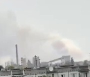 '유럽최대' 우크라 자포리자 원전에 포격..흰 연기 솟구쳐(영상)