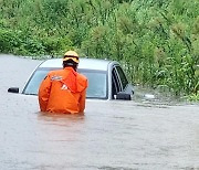 "30분 만에 허리까지"..폭우에 물바다 된 청주·군산