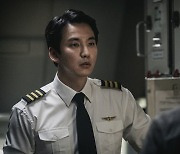 "역시 갓남길"..김남길, '비상선언' 비행 시뮬레이터 훈련영상 최초 공개
