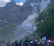 '백두산 산사태' 관광객 100여명 대피.."굉음 내며 토사 쏟아져"