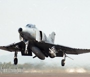 공군 'F-4E' 전투기 1대 서해상 추락.. 조종사 2명 '비상 탈출' 생존