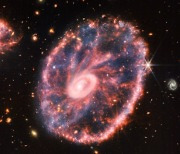 [우주를 보다] 12조원 망원경 '제임스웹'이 찍은 은하, 영상으로 보니