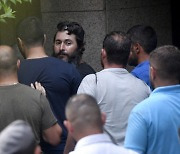 레바논 은행 인질극 7시간 벌이자 시민들 몰려와 "당신이 영웅"