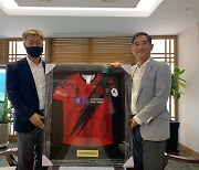 경남FC, 한국남동발전에 감사 액자 전달