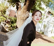 '8월의 신부' 손연재, 웨딩화보 공개..예비 신랑 손 꽉잡았네
