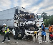 논산 호남고속도로서 화물차끼리 추돌..3명 부상