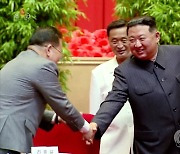 북한 김정은과 악수하는 리충길 과학교육부장