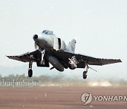 [속보] 추락 F-4E 전투기서 조종사 2명 비상탈출..무사