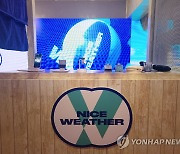 KT 'Y'-나이스웨더 협업 팝업스토어서 갤럭시 신제품 전시