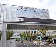 '박원순 피해자 신원 공개' 김민웅 前교수 1심 집행유예