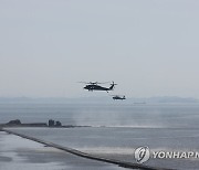 F-4E 전투기 추락 해상 오가는 군 헬기