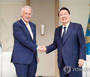 에드 마키 미 상원의원과 악수하는 윤석열 대통령