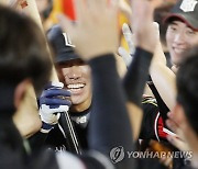 '신본기 쐐기 투런포' kt, 선두 SSG에 9-5 승리..3연패 탈출
