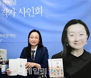 [포토]이민진 작가, '파친코' 재출간 기념 팬 사인회 진행
