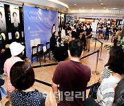 [포토]이민진 작가, '파친코' 재출간 기념 팬 사인회