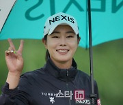 [포토]김가윤 '우산 속 밝은 브이'