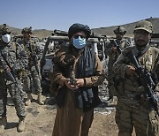 탈레반, 카불시위 여성에 경고사격·감금..재집권후 유화책 제자리