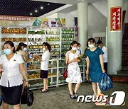 김화군 제품 사가는 주민들..북한 생활필수품전시회