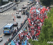행진하는 8.15 전국노동자대회 참석자들