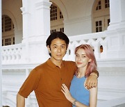 '꽃신'된 미초바, 남편 빈지노와 싱가포르 신혼여행 中  "오빠가 골라준 드레스" [★SNS]