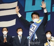 손 들어올려 인사하는 고영인 민주당 최고위원 후보