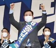 손 들어올려 인사하는 송갑석 민주당 최고위원 후보